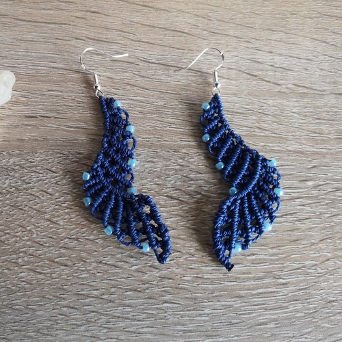 Boucles d'oreilles pendantes "ailes d'oiseau" en micro macramé.