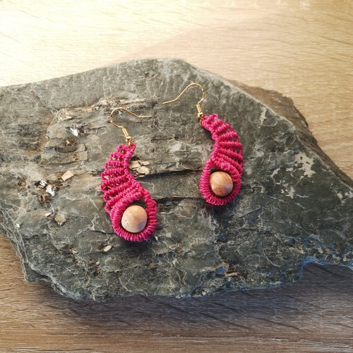 Boucles d'oreilles pendantes "coquillage" en micro macramé