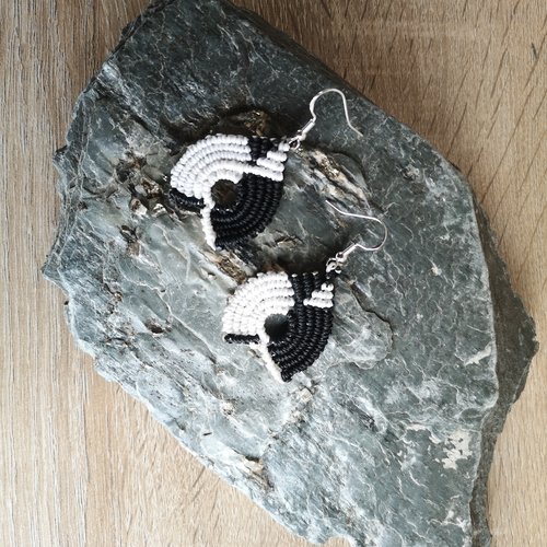 Boucles d'oreilles pendantes "ying et yang" en micro macramé