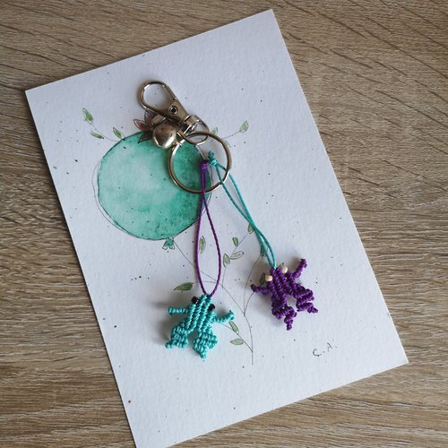 Porte clefs grenouilles, bleues et violettes, bijou de sac, en micro macramé