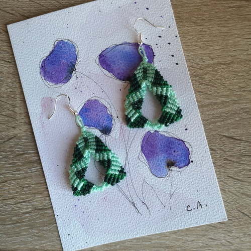 Boucles d'oreilles pendantes triangulaire en micro macramé
