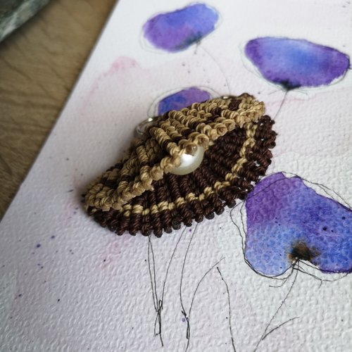 Porte clefs coquillage et perle, bijou de sac, en micro macramé, ton beige.
