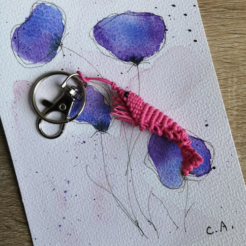 Porte clefs crevette rose en micro macramé