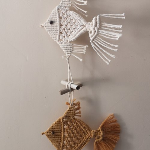 Panneau, suspension, macramé, poissons jaune et écru.