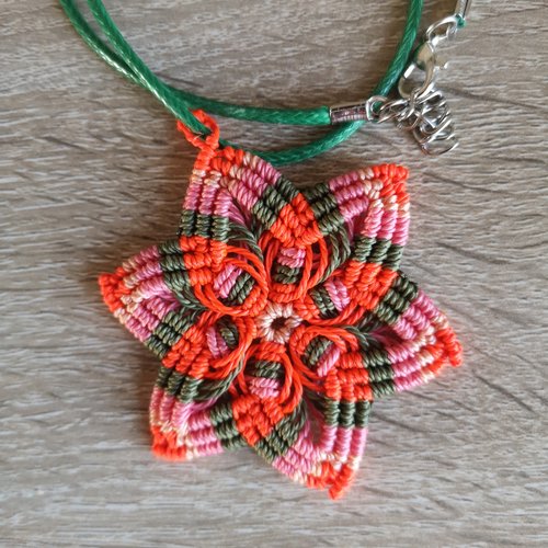 Pendentif mandala en micro macramé ton orangé