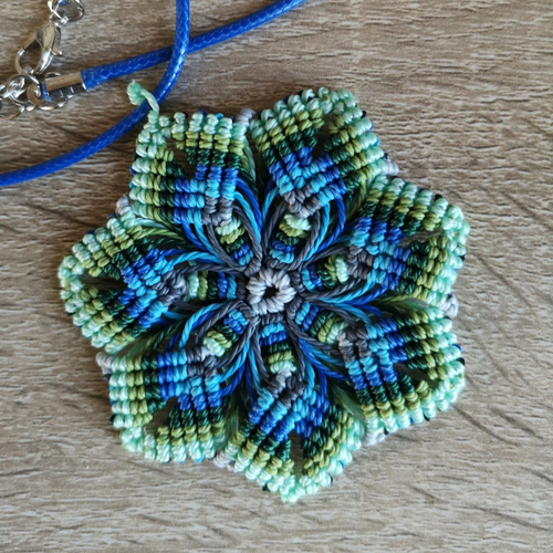 Pendentif mandala en micro macramé ton bleu et turquoise