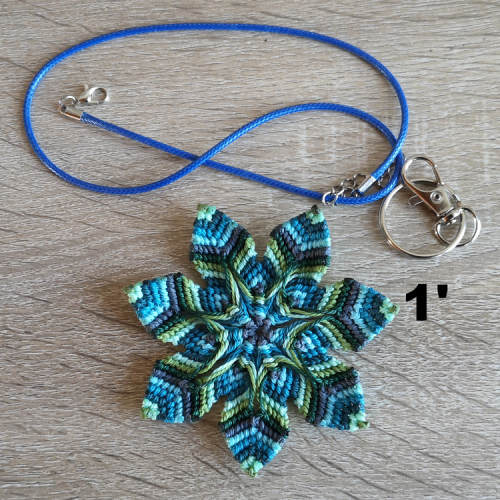 Mandala pendentif ou porte clefs, tissé de fil et d'intentions pour apaiser l'âme