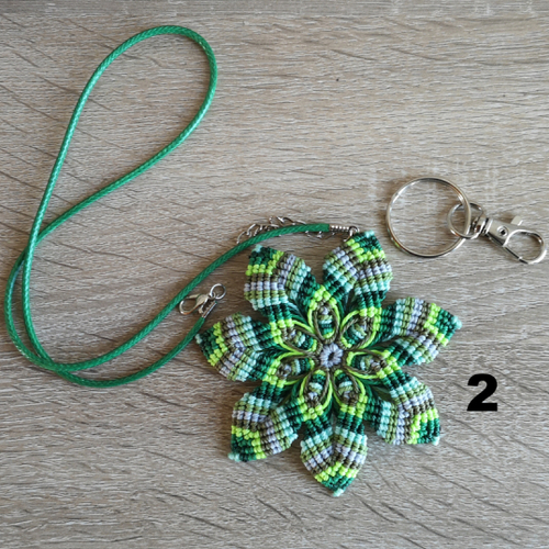 Mandala pendentif ou porte clefs, tissé de fil et d'intentions pour apaiser l'âme