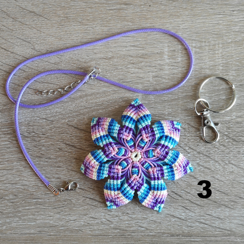 Mandala pendentif ou porte clefs, tissé de fil et d'intentions pour apaiser l'âme
