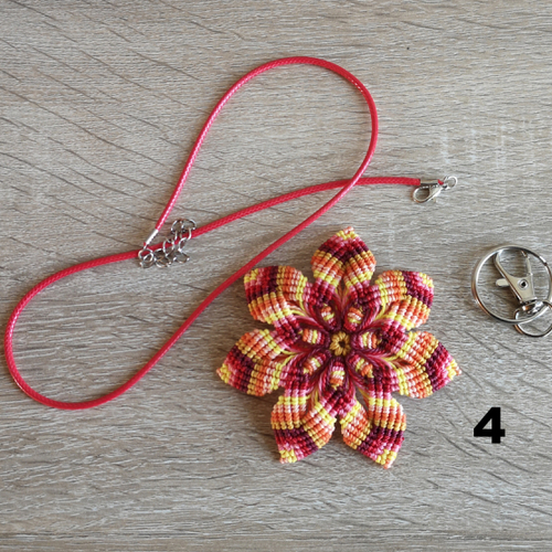 Mandala pendentif ou porte clefs, tissé de fil et d'intentions pour apaiser l'âme