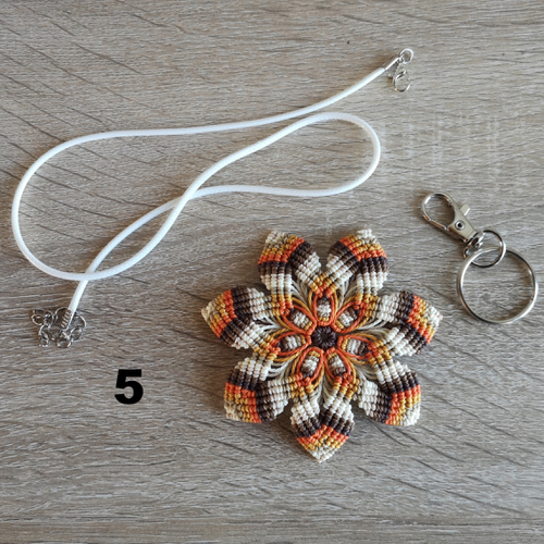Mandala pendentif ou porte clefs, tissé de fil et d'intentions pour apaiser l'âme