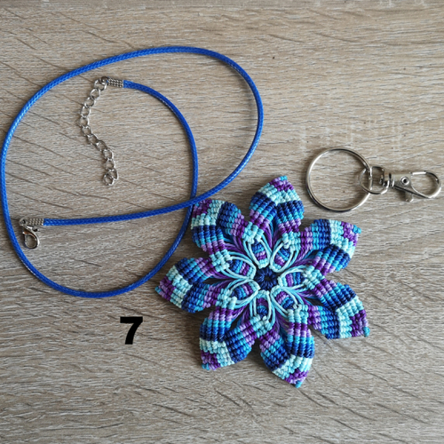 Mandala pendentif ou porte clefs, tissé de fil et d'intentions pour apaiser l'âme