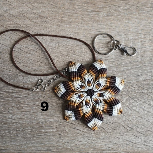 Mandala pendentif ou porte clefs, tissé de fil et d'intentions pour apaiser l'âme