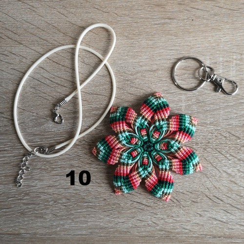 Mandala pendentif ou porte clefs, tissé de fil et d'intentions pour apaiser l'âme