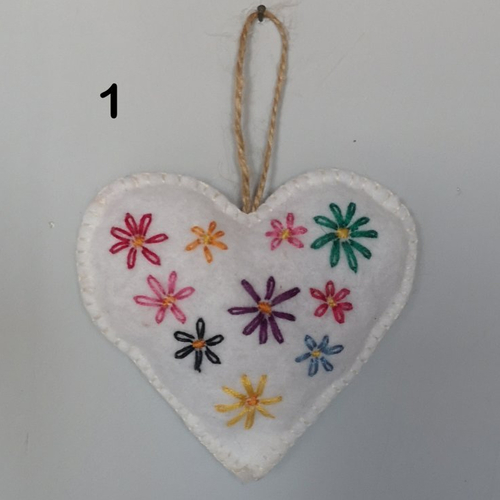 Coeur d'amour en feutrine brodé à la main