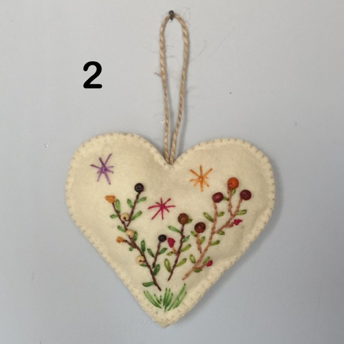 Coeur d'amour en feutrine brodé à la main