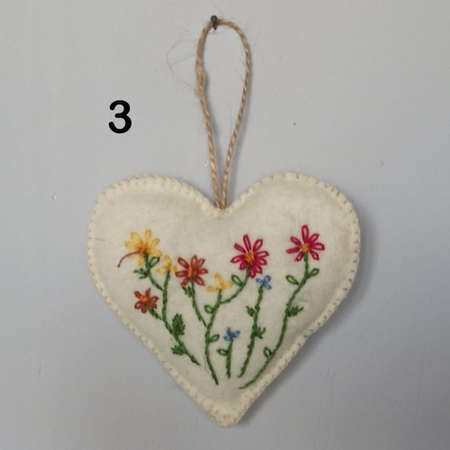 Coeur d'amour en feutrine brodé à la main
