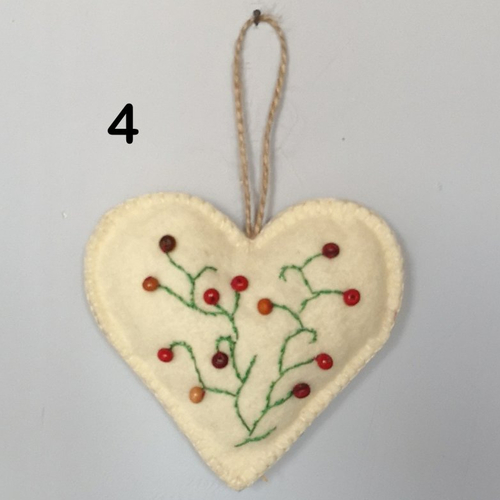 Coeur d'amour en feutrine brodé à la main