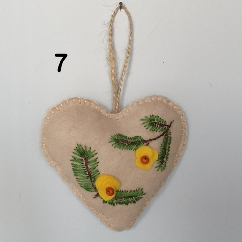 Coeur d'amour en feutrine brodé à la main