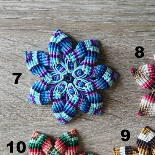 Mandala pendentif ou porte clefs, tissé de fil et d'intentions pour apaiser l'âme