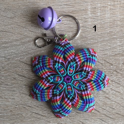 Mandala porte clefs, tissé de fil et d'intentions pour apaiser l'âme