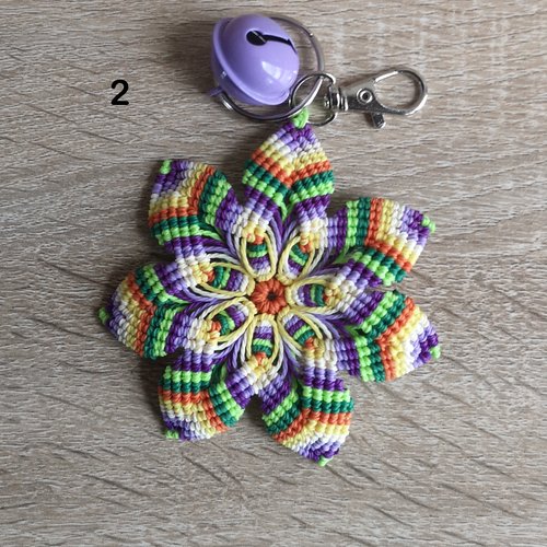 Mandala porte clefs, tissé de fil et d'intentions pour apaiser l'âme
