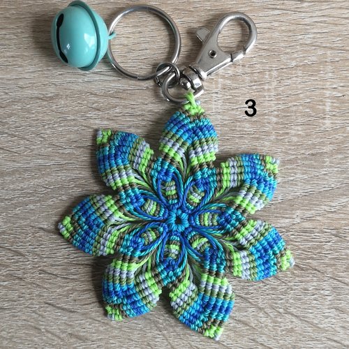 Mandala porte clefs, tissé de fil et d'intentions pour apaiser l'âme