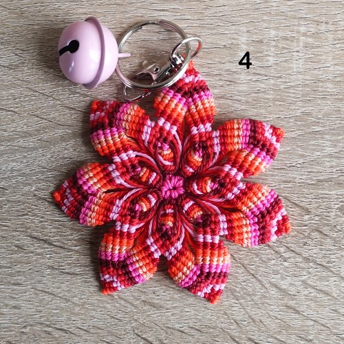 Mandala porte clefs, tissé de fil et d'intentions pour apaiser l'âme