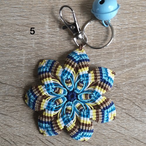Mandala porte clefs, tissé de fil et d'intentions pour apaiser l'âme