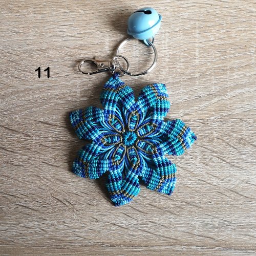 Mandala porte clefs, tissé de fil et d'intentions pour apaiser l'âme
