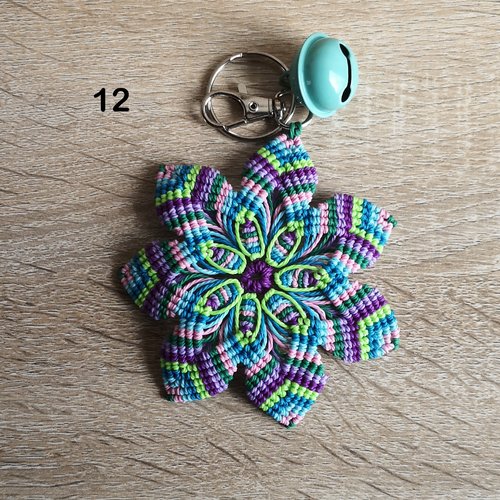 Mandala porte clefs, tissé de fil et d'intentions pour apaiser l'âme
