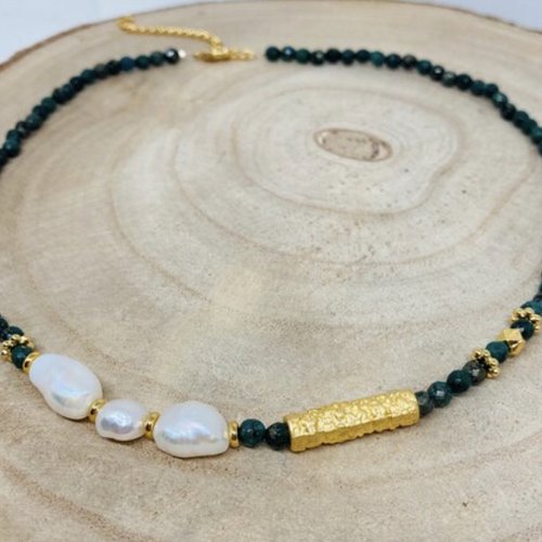 Collier ras du cou perles de pyrite verte et perles de culture d’eau douce