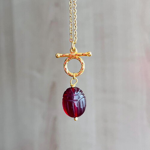 Collier amulette scarabée grenat