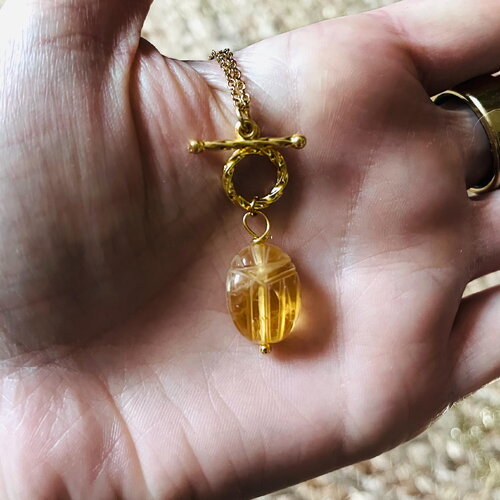 Collier amulette scarabée citrine