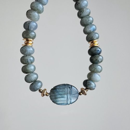 Bracelet amulette scarabée labradorite