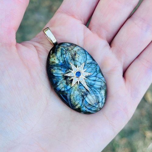 Pendentif labradorite gravée