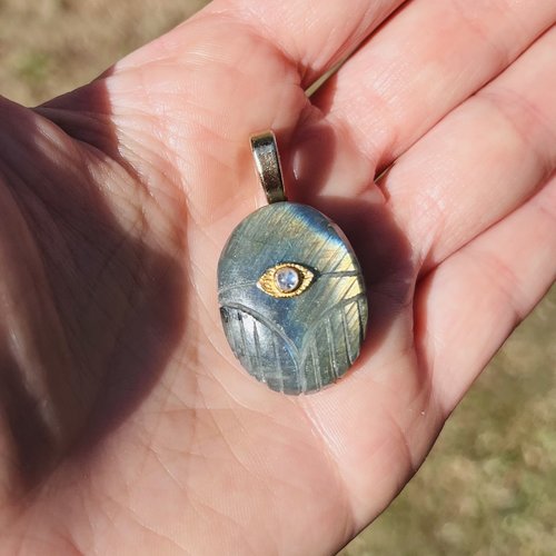 Pendentif amulette scarabée  labradorite