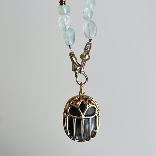 Collier locket amulette scarabée labradorite