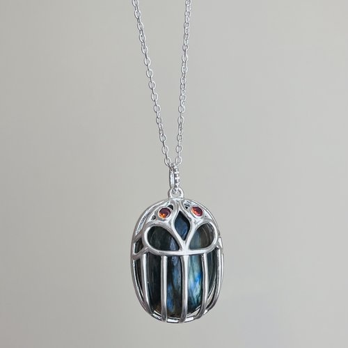 Collier talisman scarabée labradorite