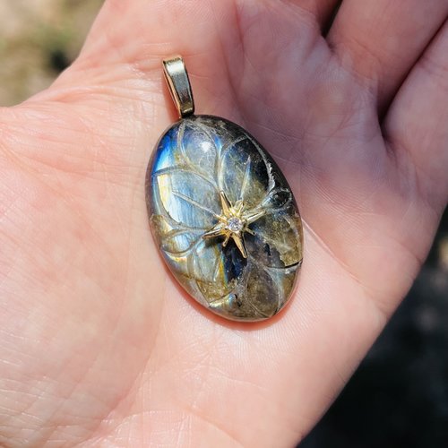 Pendentif labradorite gravée