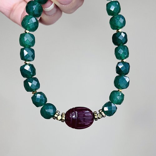 Bracelet amulette scarabée grenat et onyx vert