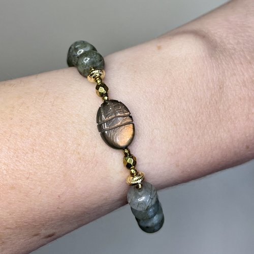 Bracelet amulette scarabée labradorite