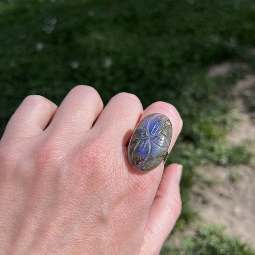 Bague amulette labradorite gravée