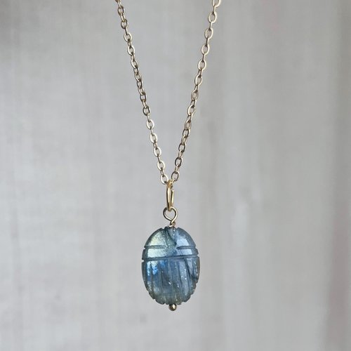 Sautoir talisman scarabée labradorite