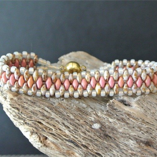 Bracelet 17,5 cm tissage 13 mm perles verre tchèques superduo rose, blanc-marron clair et rocailles blanches, fermoir magnétique 