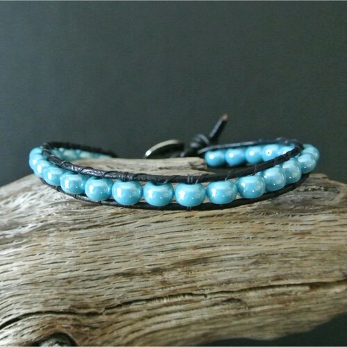 Bracelet wrap 18-19 cm cuir noir 1,5 mm et perles 6 mm rondelles en verre bleu turquoise clair lustré