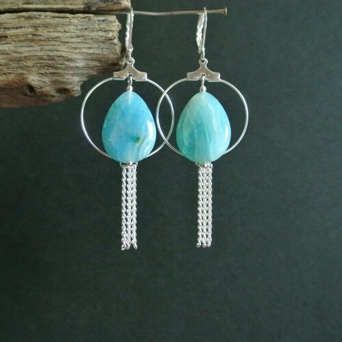 Boucles d'oreilles agate goutte bleue dans anneau et chaînettes argentés