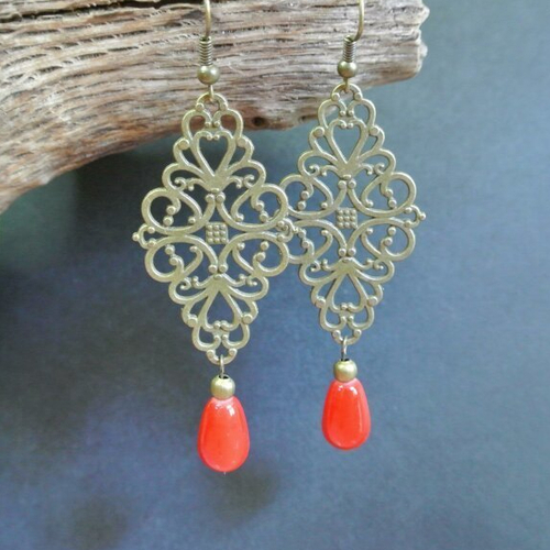 Boucles d'oreilles perle goutte verre rouge sur long losange arabesques et crochet hameçon bronze 