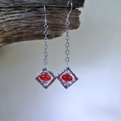 Boucles d'oreilles perle pierre fine rouge rubis et perle cadre en métal argenté, chaînette argentée et crochet 
