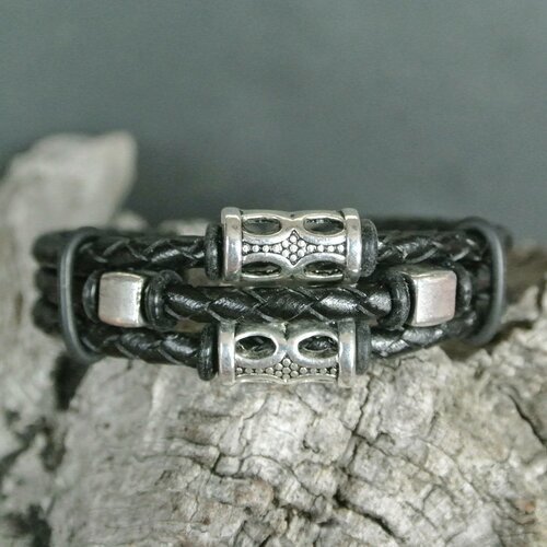 Bracelet 20 cm 3 brins de cuir noir tressé 4 mm, perles argentées tubes et cubes, fermoir clip